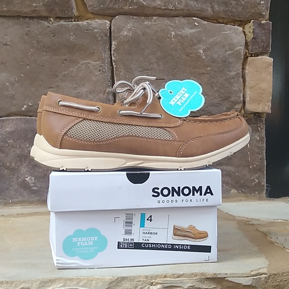 brand new boys tan boat shoes size 4